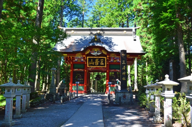 「裏お札」が存在！　三峯神社は”お犬の山”と呼ばれる神秘的な神社！！