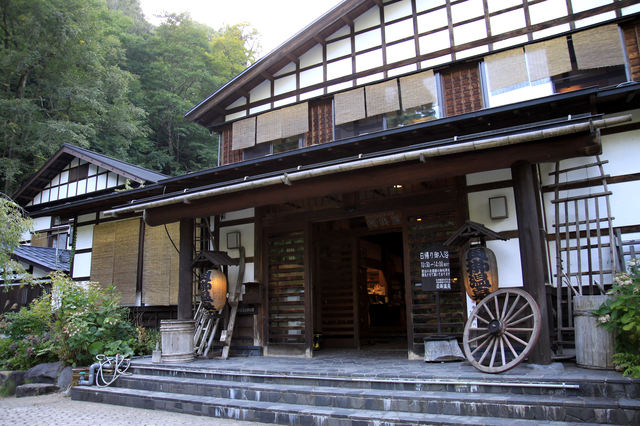 幻想的な風景に囲まれた山奥にある、秘湯・貝掛温泉で安らぐひととき