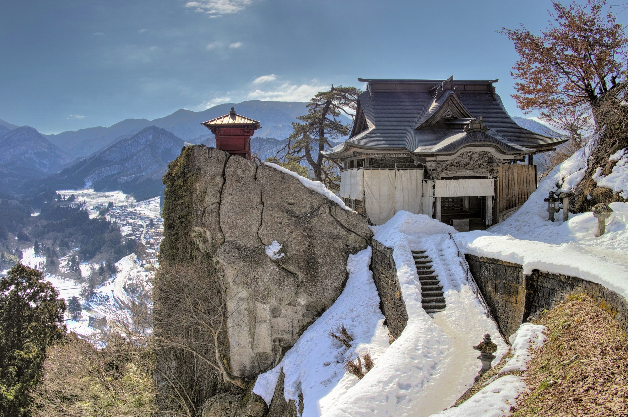 芭蕉「奥の細道」ゆかりの立石寺など初冬の山形を散策〜鯉の甘煮と旨い酒、銀山温泉で心も体もホカホカに〜