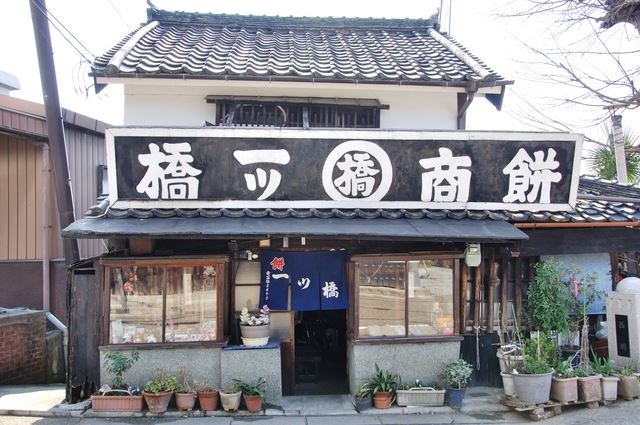 餅は餅屋の意味・使い方