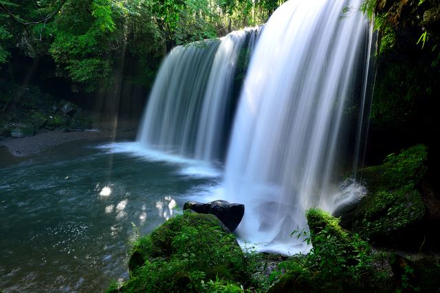 幻想的な水のカーテン、鍋ヶ滝