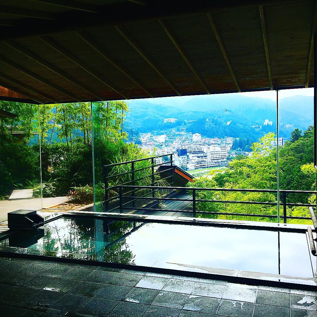 部屋にいながら天空から見渡す絶景を楽しめる 〜温泉旅館「しょうげつ」〜