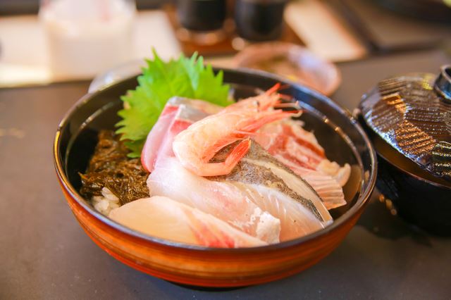 石川県奥能登地区の能登丼は地元の食材を味わうのに最適！