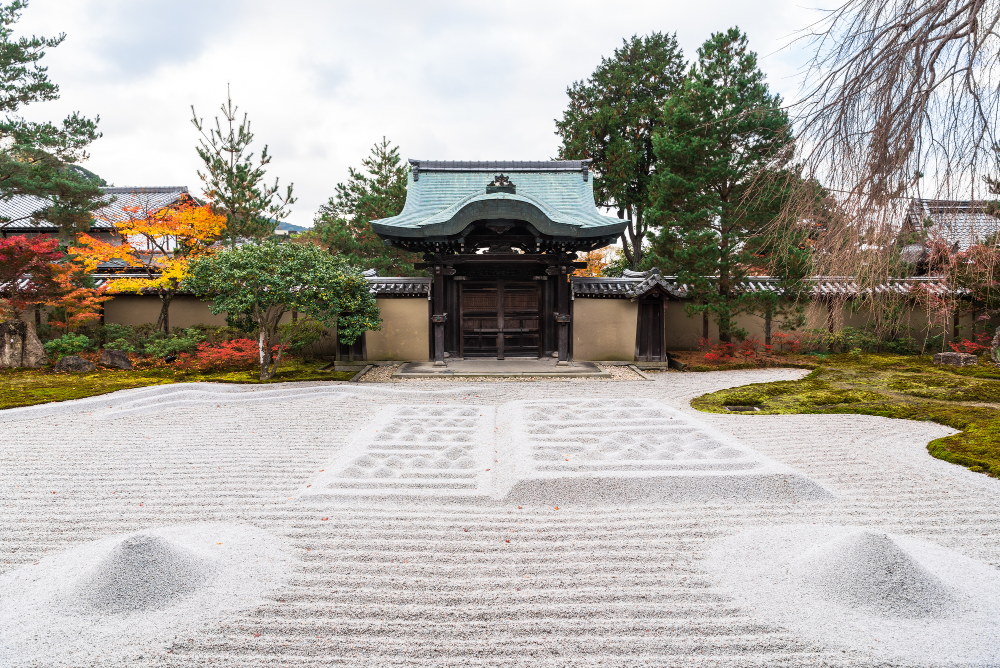 豊臣秀吉ゆかりの高台寺で、見事な紅葉を楽しみつつ歴史に思いを馳せる