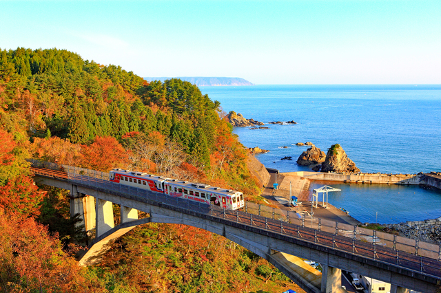 「あまちゃん」「こたつ列車」で有名な三陸鉄道の車窓から絶景を堪能！