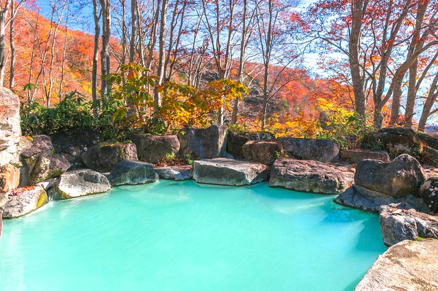 秋は美しい紅葉も楽しめる！ 新潟県燕温泉「黄金の湯」は野趣に富んだ絶景野天風呂