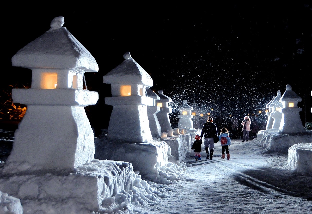 まるで別世界の上杉雪灯篭まつり！ 雪景色に灯りがともる絶景を観に行こう