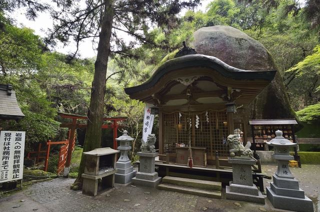 脅威の岩窟めぐり、磐船神社