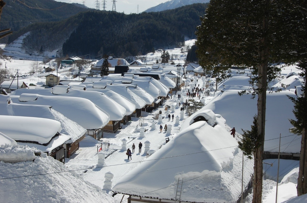 情緒あふれる茅葺き屋根の民家が立ち並ぶ大内宿　冬には幻想的な光景が広がる雪まつりも