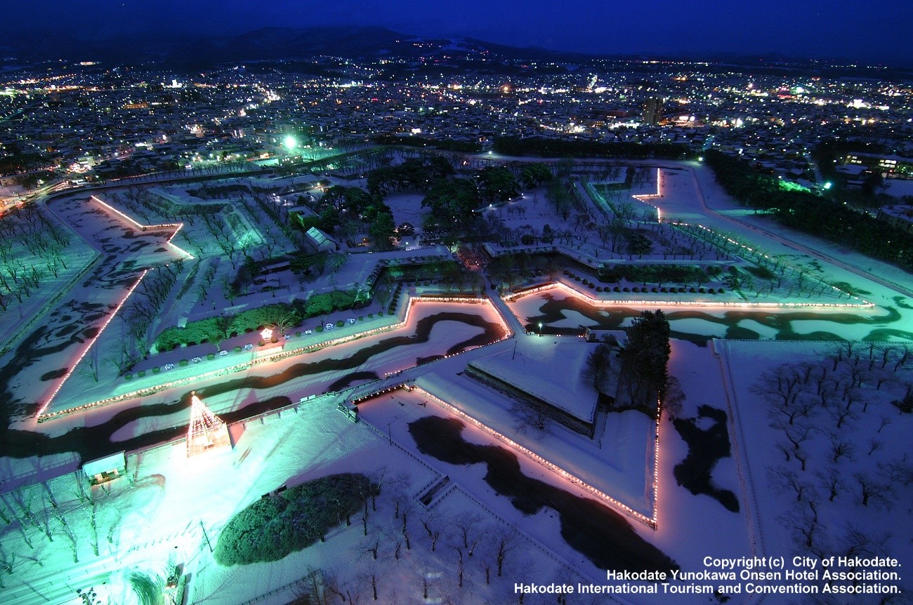 雪上に光輝く巨星が出現する「五陵星の夢」！ 五稜郭公園の冬の風物詩は圧巻の美しさ