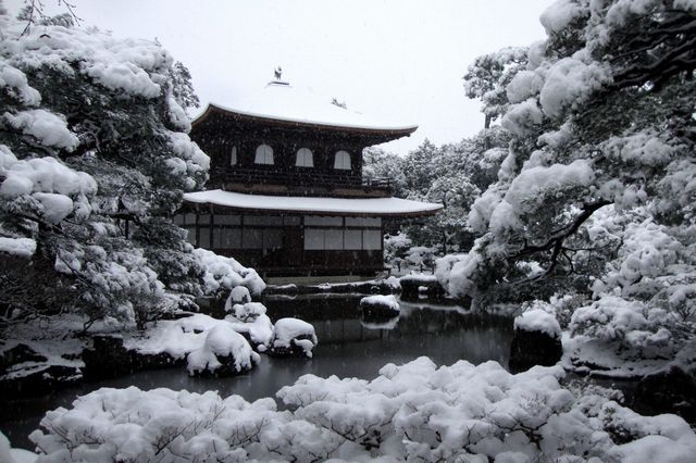 銀閣寺で冬の京都の荘厳な雰囲気を味わう　雪が織りなす絶景も