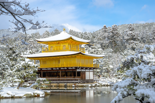 金閣寺で冬ならではのコントラストを楽しもう　雪景色のなかに佇む荘厳さを体感