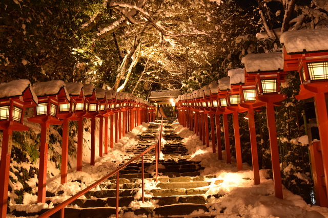 貴船神社は朱色に雪の白の対比が美しい冬が見どころ！