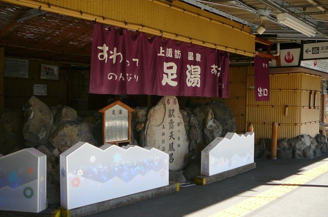 諏訪湖のほとりに佇む上諏訪温泉で絶景の足湯とイルミネーションを満喫