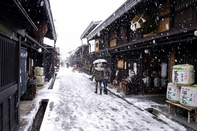 冬の飛騨高山　古い町並みをゆっくりと散策しよう　冬にはより風情が感じられる雪景色も