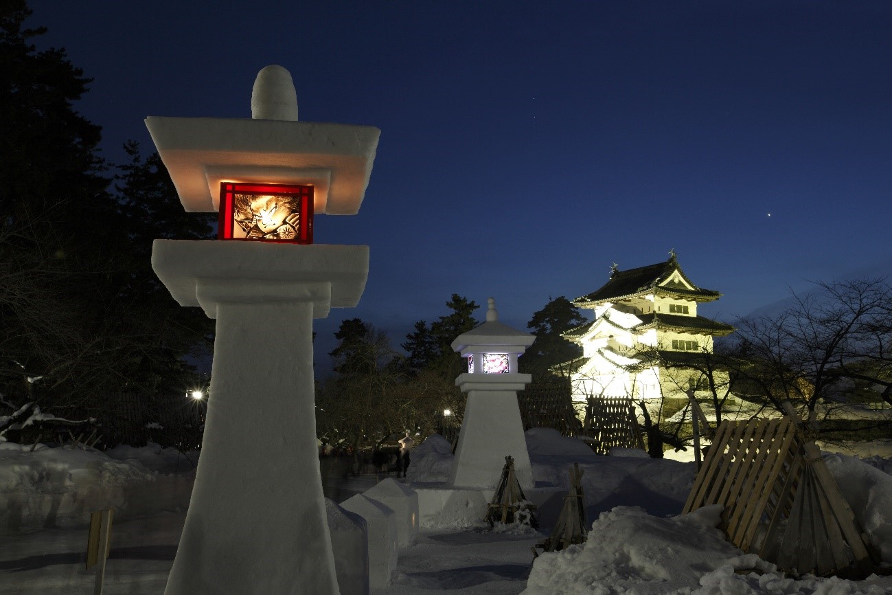 冬の青森　「弘前城雪燈籠まつり」で幻想的なライトアップを堪能