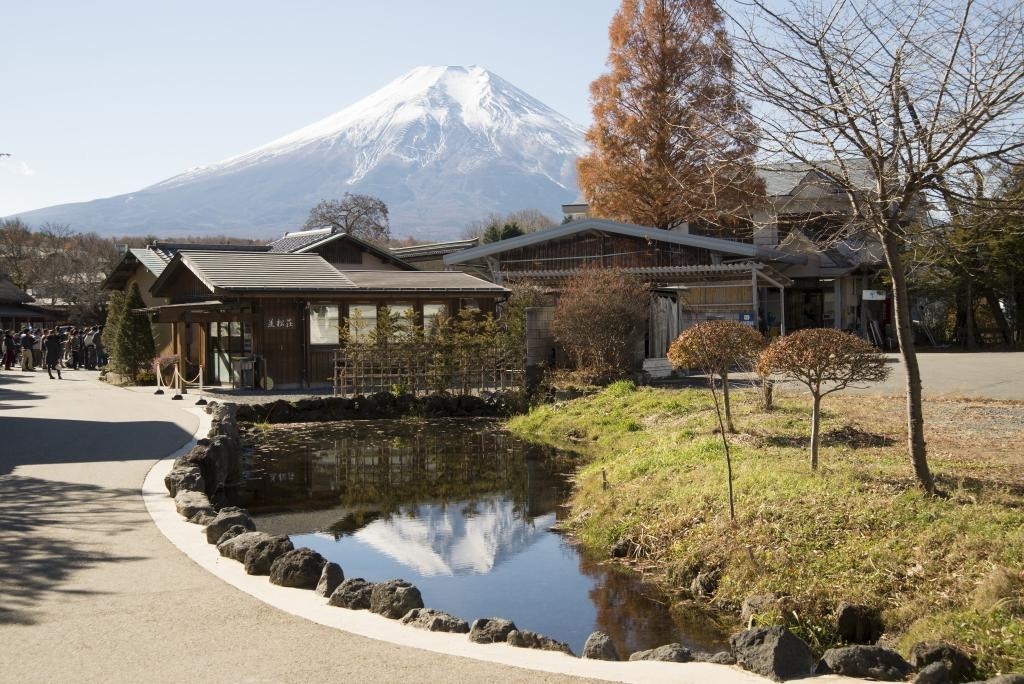 冬の富士山　国の天然記念物「忍野八海」で美しい田園風景や湧水池を巡る