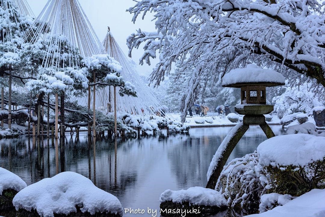 日本三名園のひとつ兼六園で冬ならではの雪景色を堪能