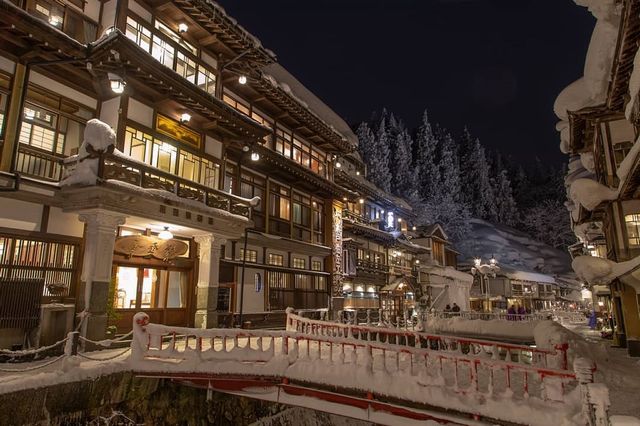 大正浪漫感じる銀山温泉でノスタルジックな街並みを散策　冬は幻想的な雪景色も