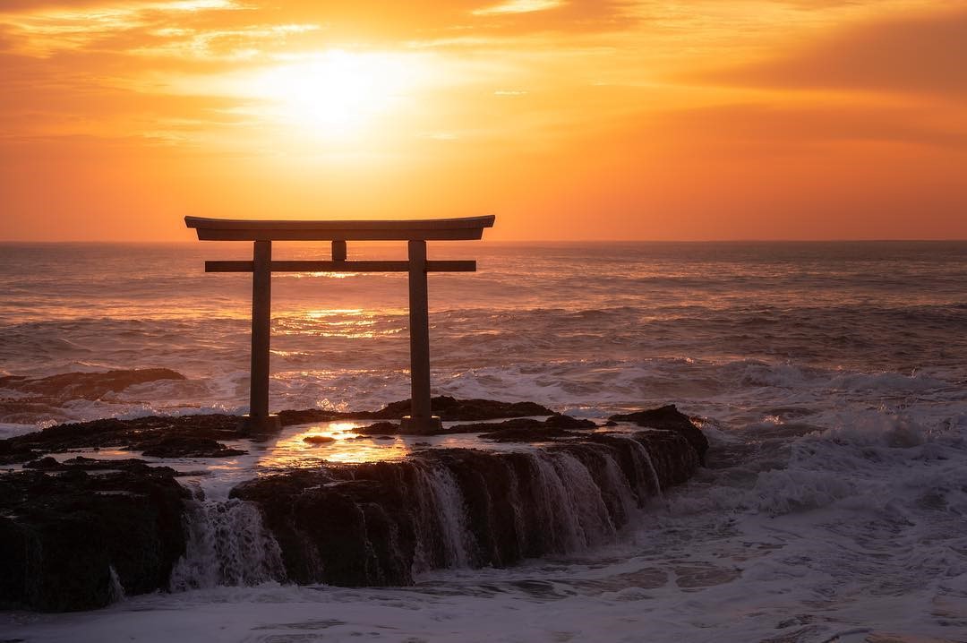 海上の岩に鎮座する鳥居が神々しい！ 大洗磯前神社の歴史と見どころをご紹介