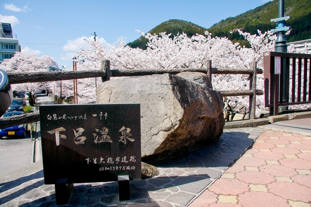 日本三名泉のひとつ岐阜の下呂温泉で湯めぐりを楽しもう　地元の特産品が多く並ぶ「いでゆ朝市」も