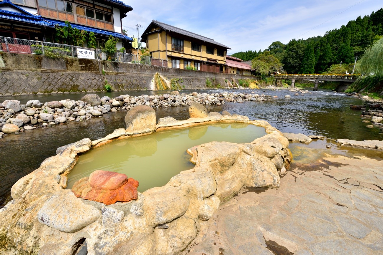 世界屈指の炭酸泉を持つ大分県・長湯温泉へ　風情ある「ガニ湯」やドイツ建築が美しい「御前湯」で温泉を堪能