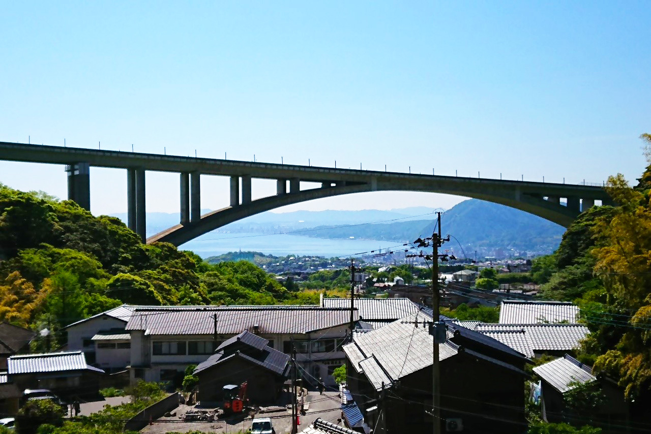 山登り気分で明礬温泉に行ってみよう！　芙蓉の花が咲く別府公園と泥が嬉しい「別府温泉保養ランド」をご紹介！